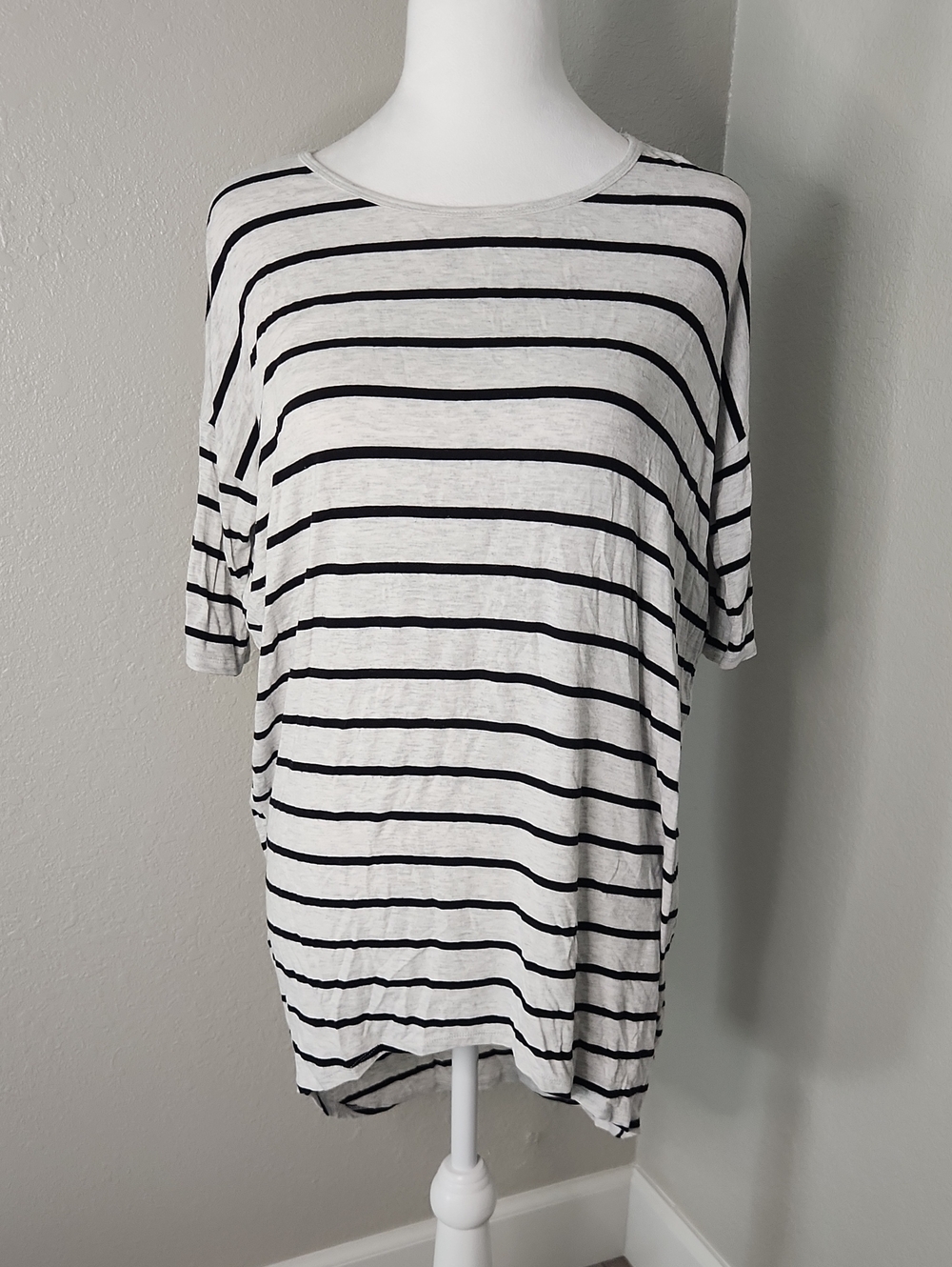 LuLaRoe Irma Black and Light Heather Gray Striped Short Sleeve Tunic Top XXS